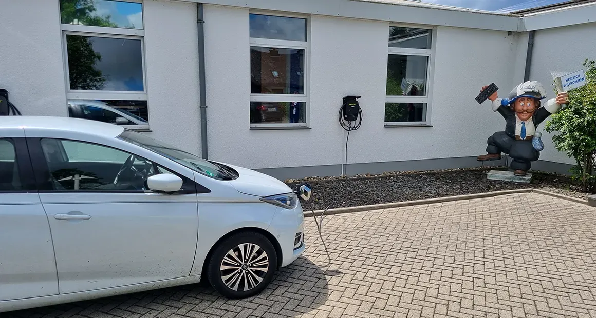Kostenlose Parkplätze und E-Ladesäule direkt vor dem Gebäude